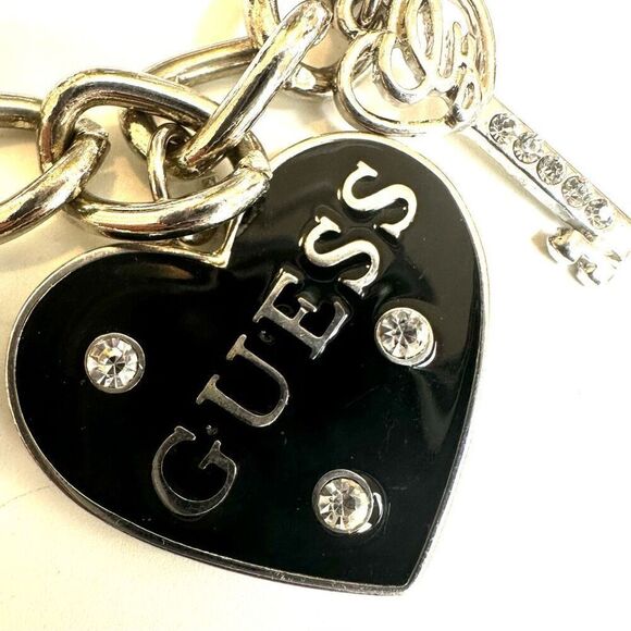 GUESS SILVER TONE CHAIN BLACK HEART CRYSTAL LOGO LOCK & KEY CHARM BRACELET - Picture 9 of 9
